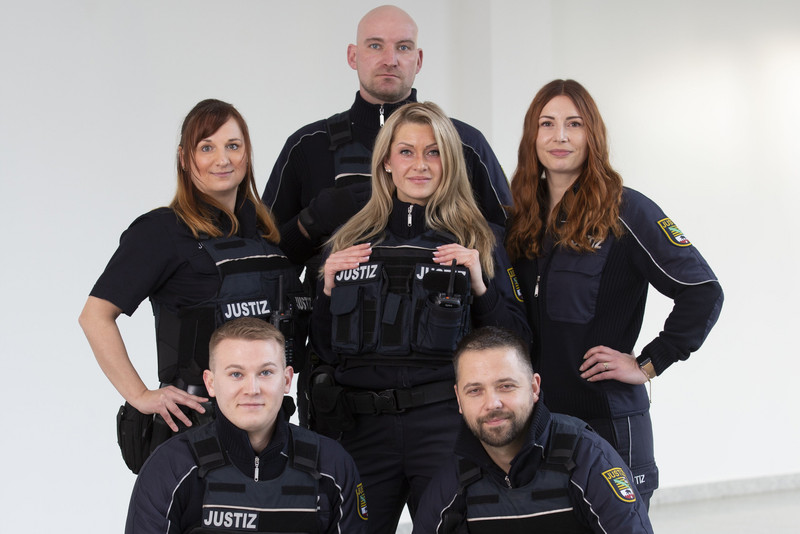 Illustration von Justizwachtmeister/innen