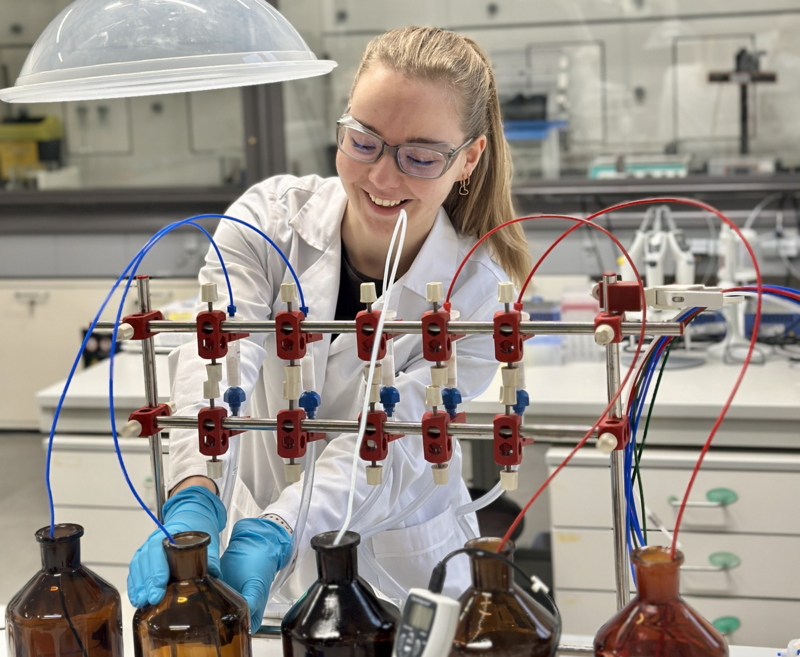 Illustration von einer Chemielaborantin