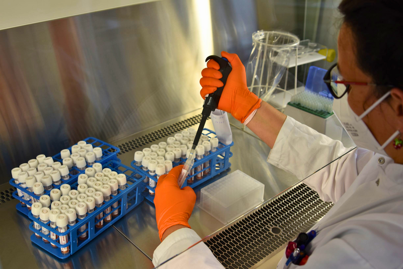 Illustration von Biologielaborant/innen