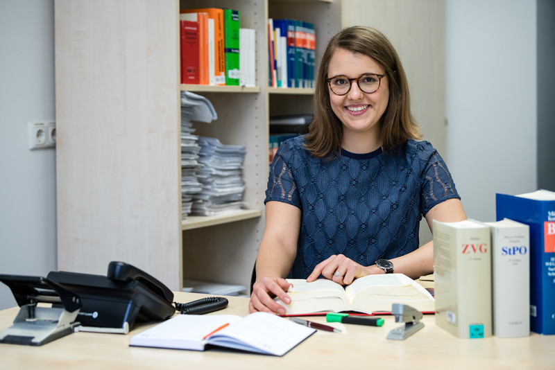 Illustration von einer Rechtspflegerin