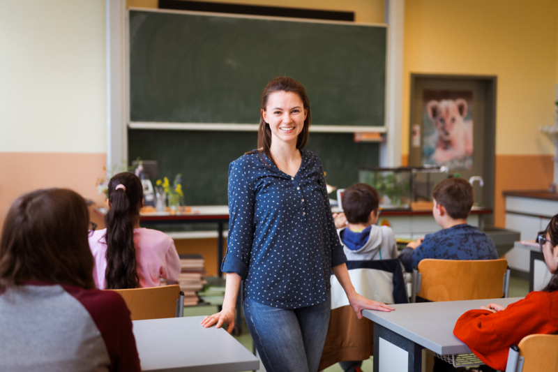 Illustration von einer Lehrerin